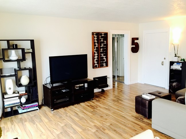 living room - 960 Larrabee St