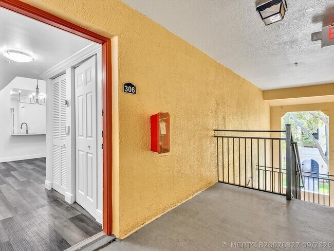 Foto del edificio - 2433 Centergate Dr
