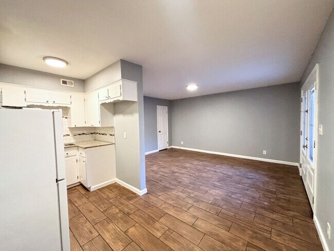 Foto del edificio - 1B/1B Condo! All Utilities Included! Near ...