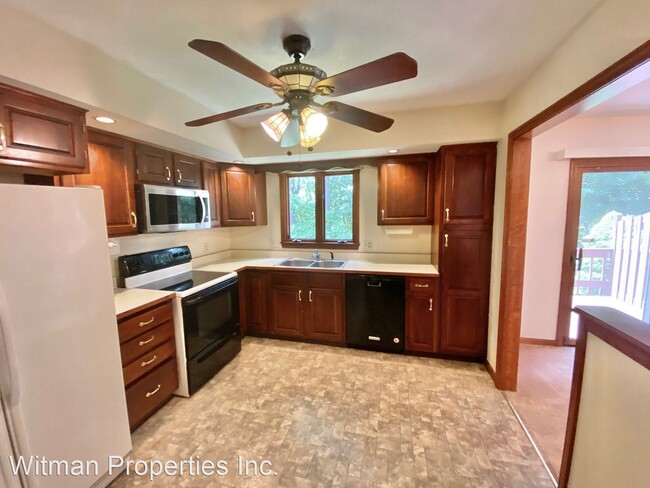 Building Photo - 2 br, 1.5 bath House - 2C Castle Hills Road