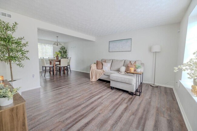 Building Photo - 2073 Raintree Pl