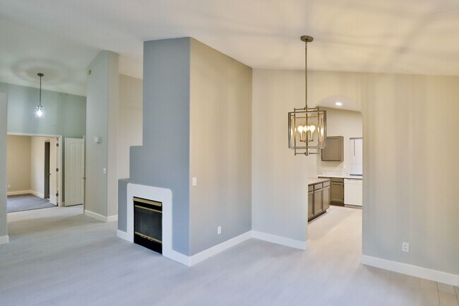 Building Photo - 4230 E Woodland Dr
