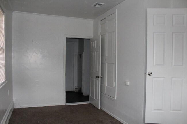 Foto del edificio - 3800 Woodside Dr
