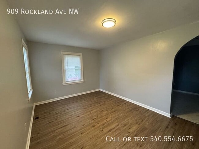 Building Photo - 909 Rockland Ave NW