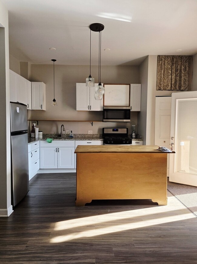 Kitchen view - 3449 W Fulton Blvd