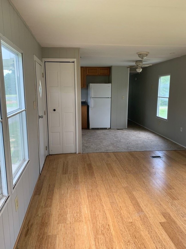Building Photo - 3 br, 1.5 bath House - 1232 Sunburst Road