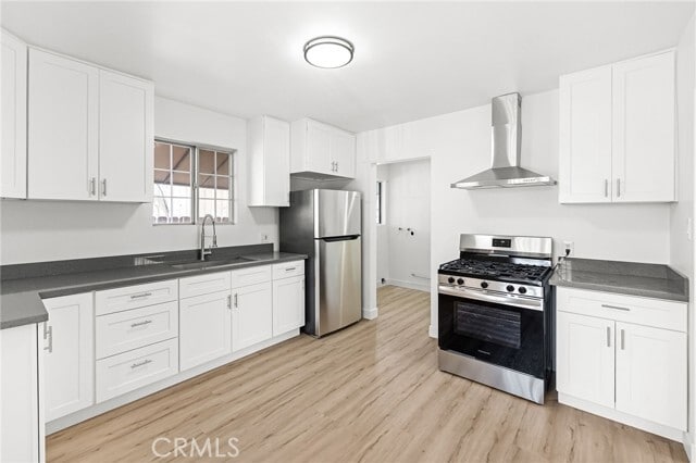 Building Photo - 13810 Oxnard St