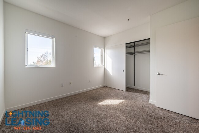 Foto del edificio - 11405-11405 Chandler Blvd