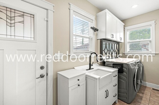 Building Photo - Charming Home Near Downtown Indianapolis -