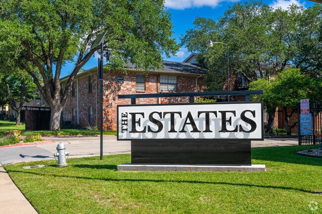 Building Photo - The Estates at Ridglea Hills