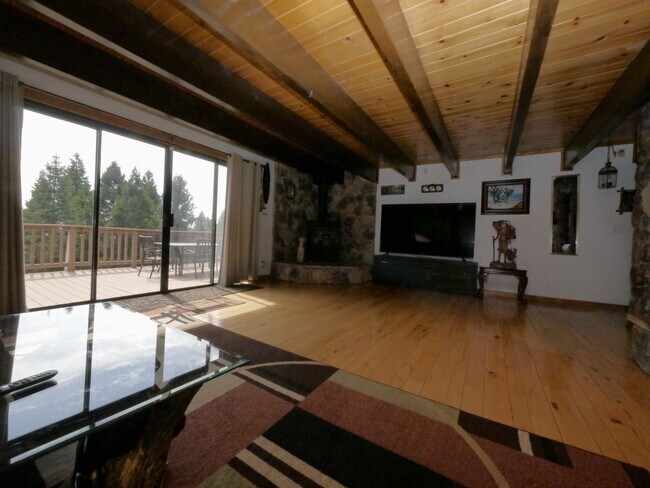 Building Photo - 27928 Holiday Ln