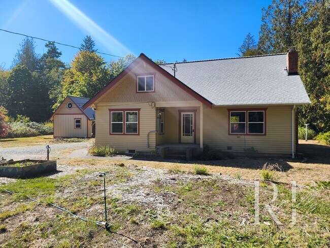 Building Photo - Charming Farmhouse in Town — Hobby Ready &...