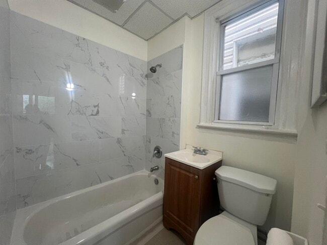 Building Photo - 226 Bartholdi Ave