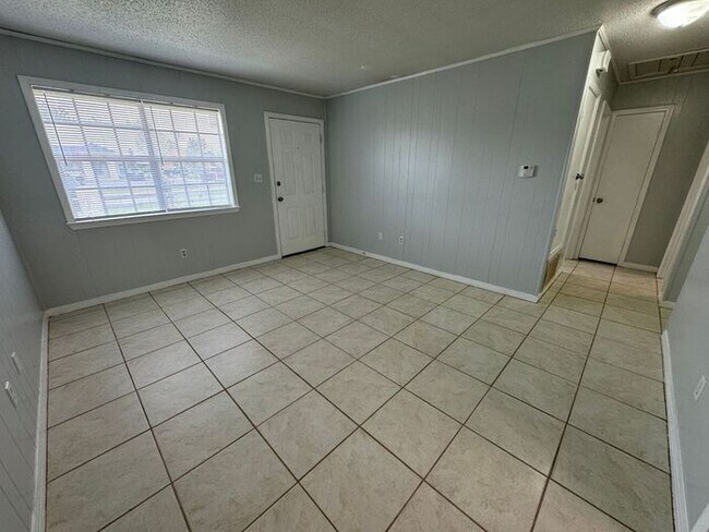 Foto del edificio - Pensacola - 2 Bedroom, 1 Bathroom - lawn care included