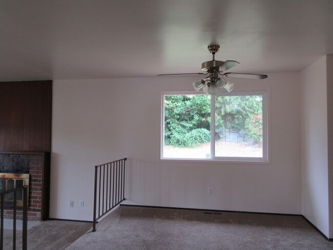 Building Photo - Light and bright 3 bedroom, 1.75 bath rambler in Federal Way