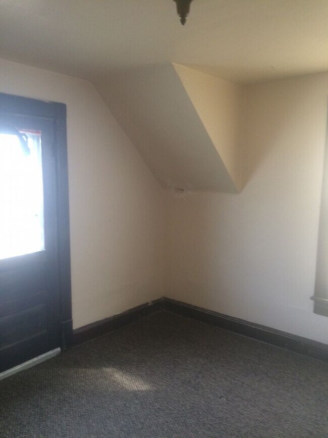 Building Photo - 3837 N. 11th Street - 2 Bedroom Upper