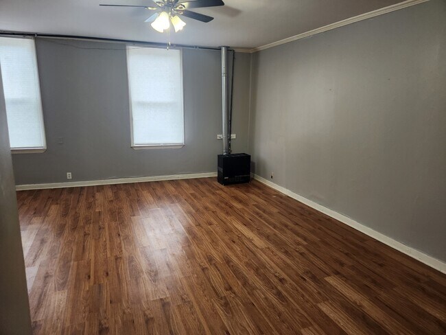 Foto del edificio - 8 E Railroad St