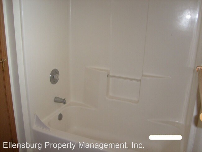 Building Photo - 3 br, 1 bath Apartment - 1015 E 19th Ave