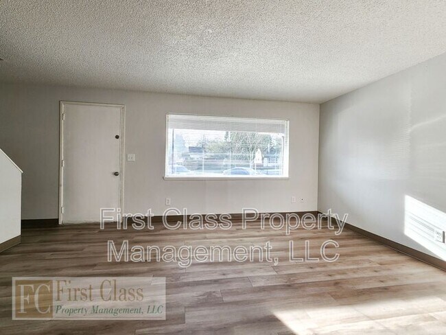 Building Photo - 1614 Willamette Falls Dr
