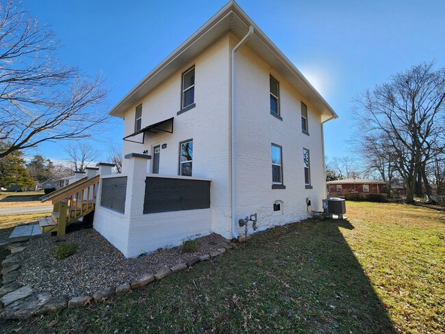 Building Photo - Spacious 3-Bedroom, 2-Bathroom Home AVAILA...