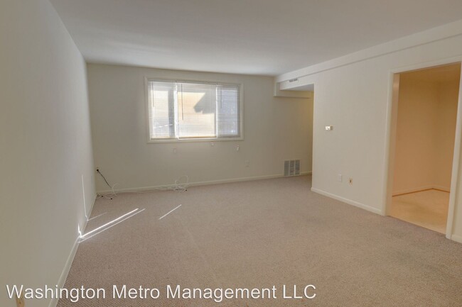 Building Photo - 2210 Kent Village Dr