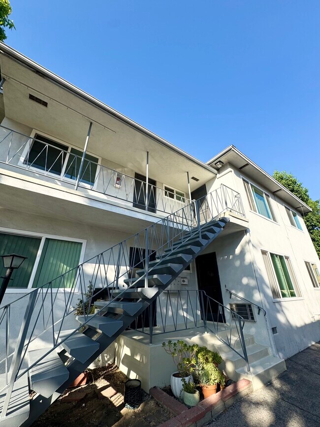 Foto del edificio - 446 E Cypress Ave