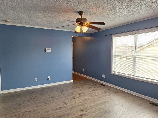 Foto del edificio - HOLIDAY MOVE IN SPECIAL. $500.00 OFF OF TH...