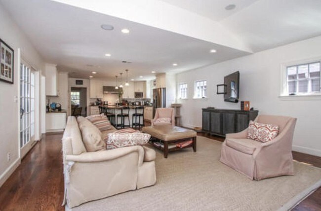 Building Photo - 2033 White Oak Way