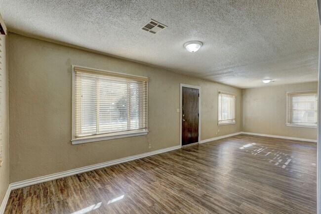 Building Photo - 3 Bed 2 Bath close to OU Med Center