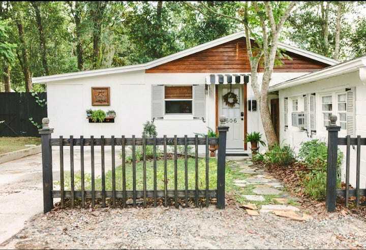 Front of house with private driveway - 606 E Minnesota Ave