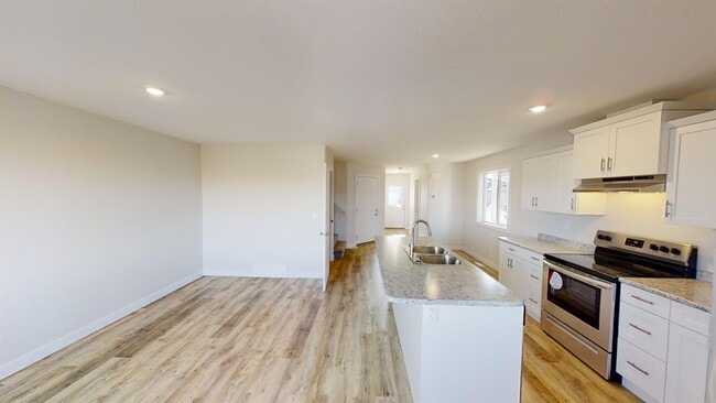 Building Photo - 9508B-95113 113 Ave