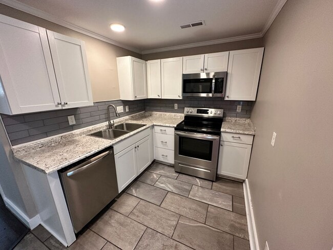 Building Photo - Adorable Two Bedroom Duplex in Belmont Community!
