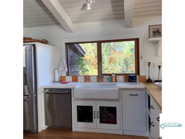 Building Photo - Charming Rustic Home