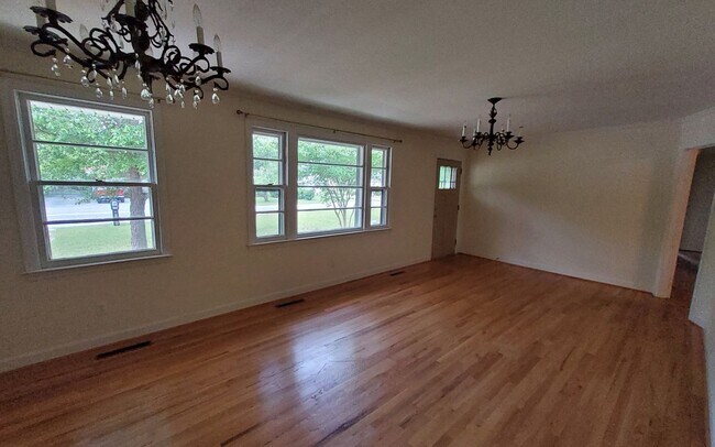 Building Photo - Close to Shopping