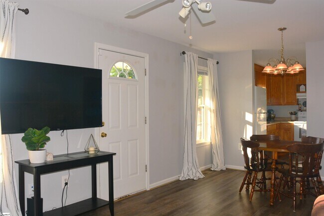 Building Photo - 410 Hammett St Ext