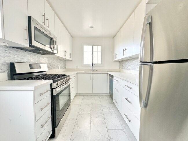Building Photo - 332 S Elm Dr