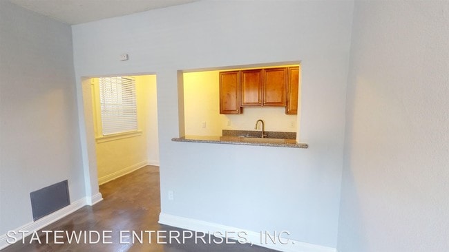 Building Photo - 516 N Harvard Blvd