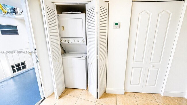 Foto del edificio - 4255 N University Dr