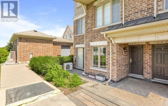 Building Photo - 2441 Greenwich Dr