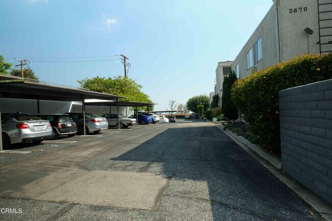 Foto del edificio - 2660 N Lake Ave