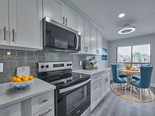 Foto del edificio - 5380 Cedar Lake Dr