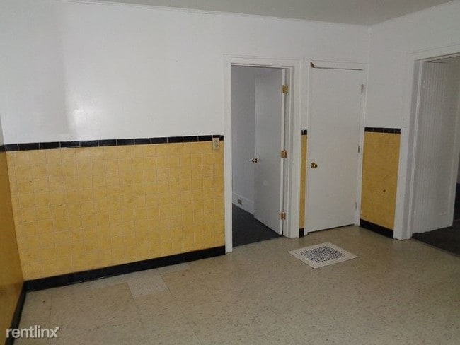 Building Photo - 4 br, 1 bath  - 1538 Hoyt St Apt 1