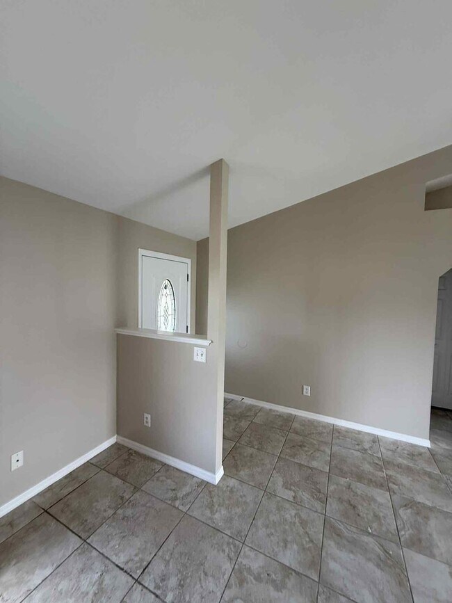 Foto del edificio - 3/2/2 Beautiful Home with Spacious Backyard in Southeast Ocala
