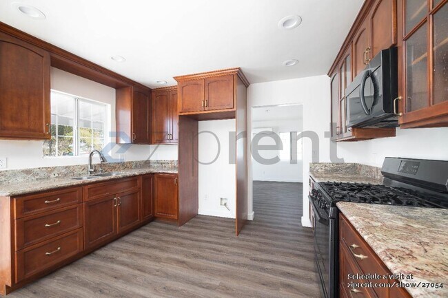 Building Photo - 605 4th Ave