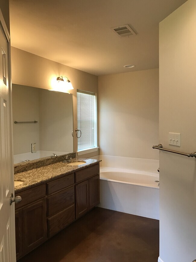 Foto del edificio - 3BR / 2BA Duplex in Hewitt, Texas | Midway...