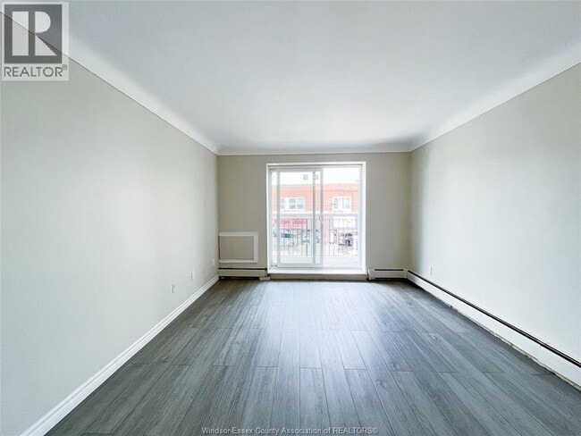 Building Photo - 2136 Wyandotte St W