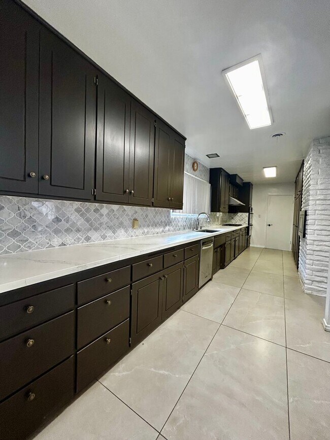 Building Photo - Beautiful Anaheim Colony Home