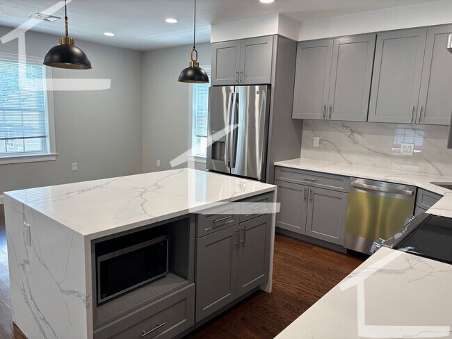 Foto del edificio - NO FEE Luxury Duplex near NEU w Laundry in...