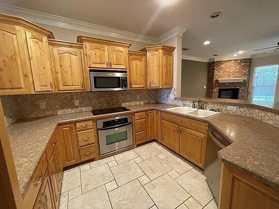 Foto del edificio - Comfy 3 bd/2 bth home in quiet neighborhood. Walk to the grocery store. 10 minutes to downtown. A...