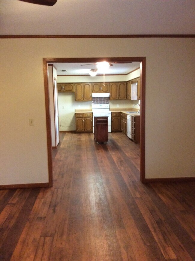 Building Photo - Single-Family Home: 3 bed, 2 bath